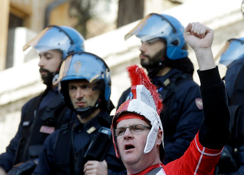 Illustration for article titled Dutch Soccer Hooligans Running Wild, Clashing With Riot Police In Rome